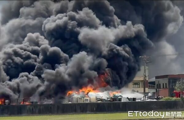 ▲彰化福興鄉塑膠工廠大火。（圖／民眾提供）