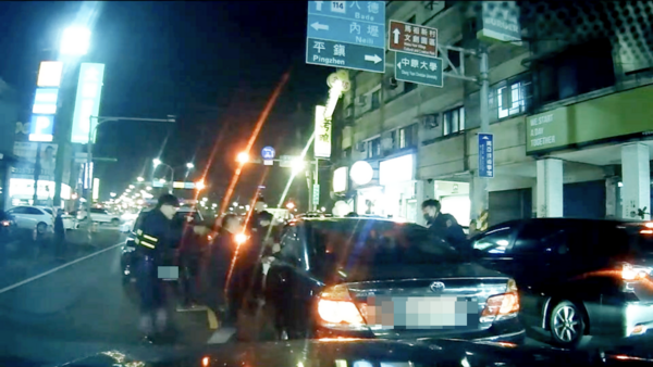 ▲桃園市吳姓通緝犯昨（5）日在中壢路旁竊取自小客車代步，警方獲報後於半小時內攔獲到案。（圖／中壢警分局提供）