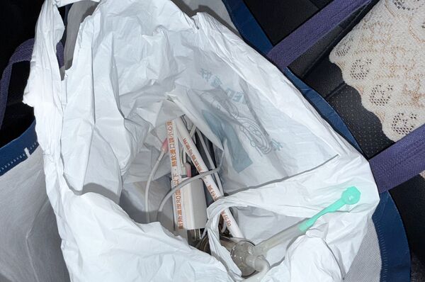 ▲桃園市吳姓通緝犯昨日在中壢路旁竊取自小客車代步，警方起出「喪屍菸彈」、海洛因等毒品。（圖／中壢警分局提供）