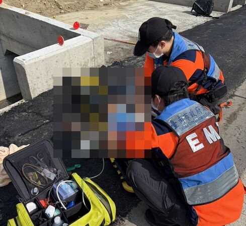 ▲台南新化區一名男子跌入約3公尺深大排，消防人員到場搶救送醫仍不治身亡。（圖／民眾提供）