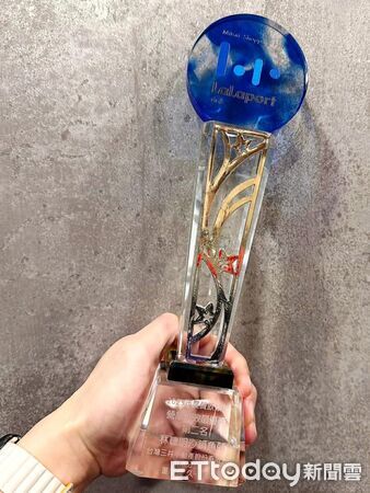 ▲▼  嘉義之光插旗台北傳捷報！「林聰明沙鍋魚頭」勇奪三井LaLaport南港年度坪效最優獎  。（圖／記者翁伊森翻攝）