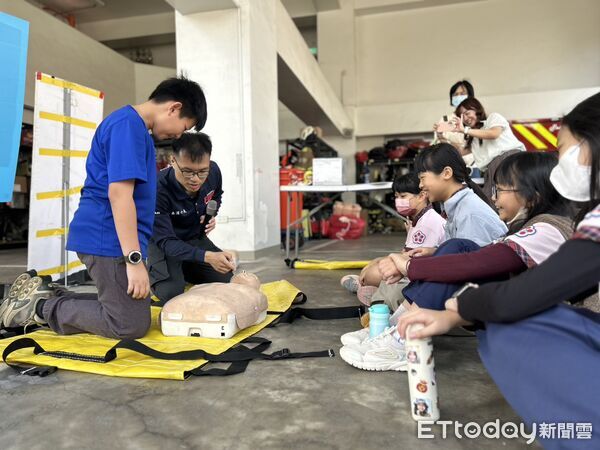 ▲大光國小學生參訪台南市消防局公園分隊，透過解說與體驗學習防災知識。（記者林東良翻攝，下同）