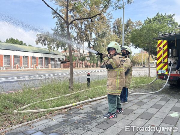 ▲大光國小學生參訪台南市消防局公園分隊，透過解說與體驗學習防災知識。（記者林東良翻攝，下同）