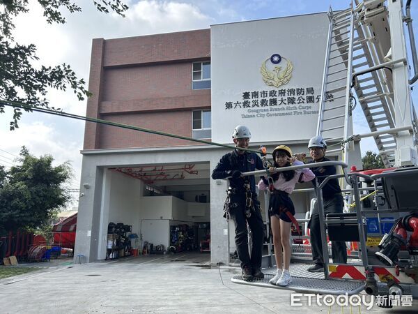 ▲大光國小學生參訪台南市消防局公園分隊，透過解說與體驗學習防災知識。（記者林東良翻攝，下同）