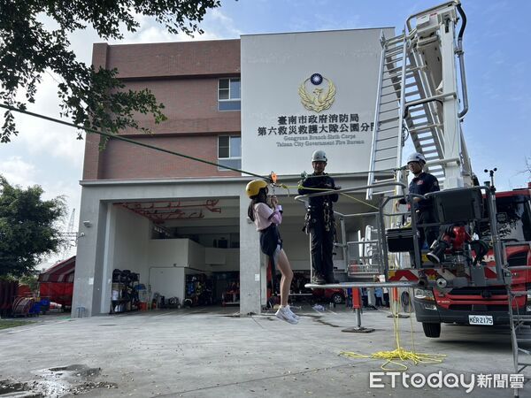 ▲大光國小學生參訪台南市消防局公園分隊，透過解說與體驗學習防災知識。（記者林東良翻攝，下同）