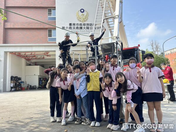 ▲大光國小學生參訪台南市消防局公園分隊，透過解說與體驗學習防災知識。（記者林東良翻攝，下同）