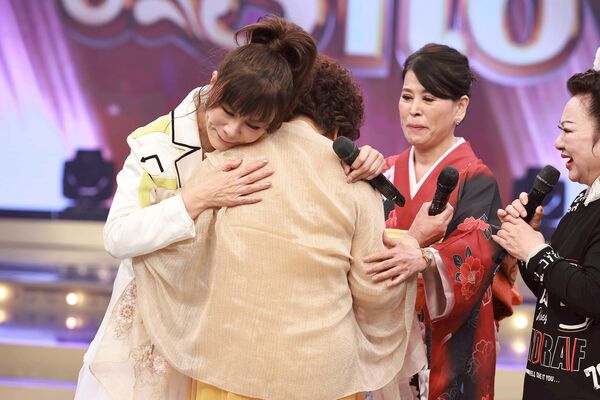 ▲龍千玉抱著媽媽淚崩。（圖／民視提供）