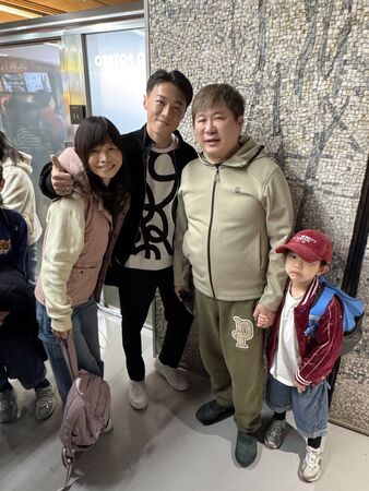 ▲游書庭到日本看WBC，巧遇胡瓜一家人。（圖／翻攝自Facebook／游書庭）
