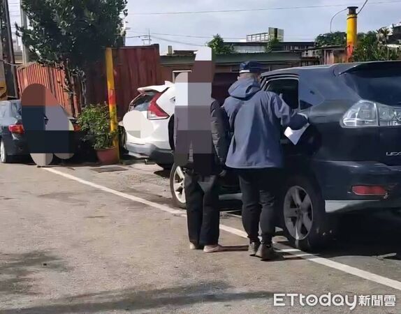 ▲▼台中自小客車追撞11車後駛棄車逃逸，車主躲了11個小時後出面。（圖／民眾提供，下同）             