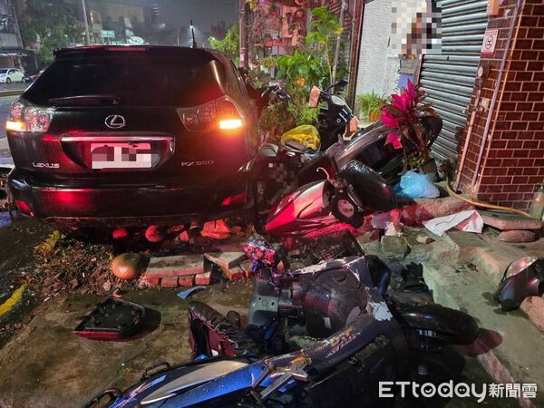 ▲▼台中自小客車追撞11車後駛棄車逃逸，車主躲了11個小時後出面。（圖／民眾提供，下同）             