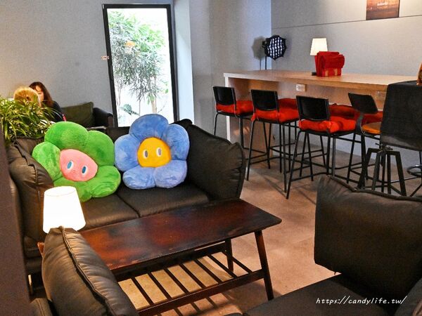 ▲▼台中美術園道新開幕咖啡館「Cuppa ViVi」，必點千層蛋糕、巴斯克蛋糕。（圖／部落客糖糖提供）