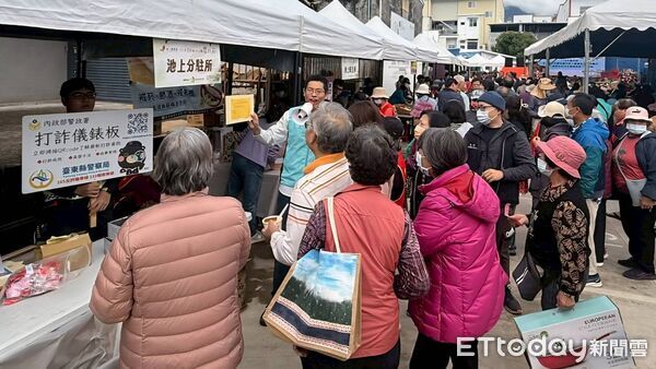 ▲台東關山警受邀農民節表彰大會設攤宣導防詐與交安。（圖／記者楊晨東翻攝）