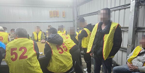 ▲楊梅警分局今天凌晨會同保安警察大隊霹靂小組持搜索票在新屋區民宅攻堅破獲天九牌職業賭場，賭客等候偵訊。（圖／楊梅警分局提供）