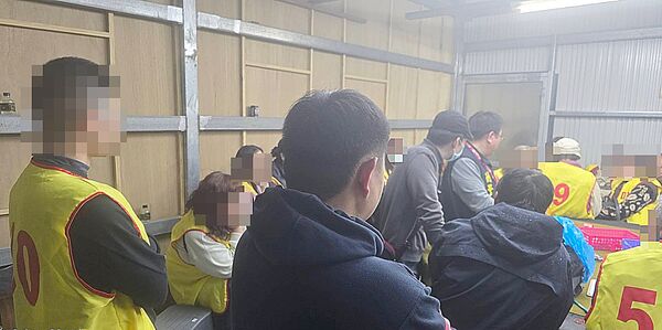 ▲楊梅警分局今天凌晨會同保大霹靂小組攻堅破獲天九牌職業賭場。（圖／楊梅警分局提供）