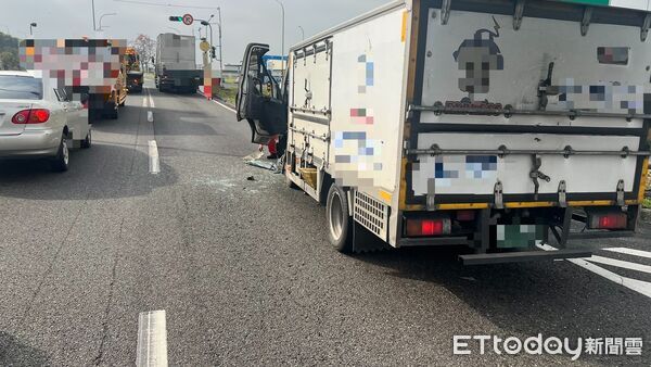 ▲國道1號台南安定交流道出口匝道發生追撞事故，小貨車撞上前方大貨車造成2人受傷。（記者林東良翻攝，下同）