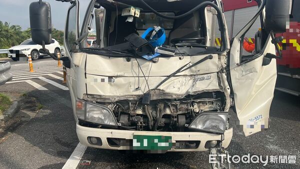 ▲國道1號台南安定交流道出口匝道發生追撞事故，小貨車撞上前方大貨車造成2人受傷。（記者林東良翻攝，下同）