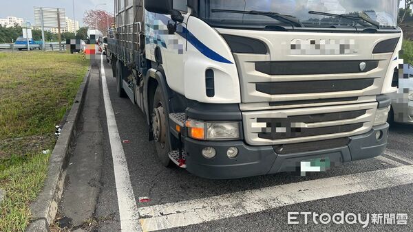 ▲國道1號台南安定交流道出口匝道發生追撞事故，小貨車撞上前方大貨車造成2人受傷。（記者林東良翻攝，下同）