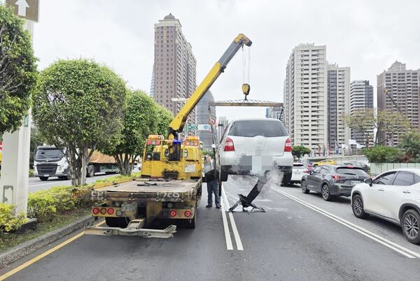 ▲桃園交通中隊員警處理事故後，找來吊車將事故車輛脫離現場。（圖／桃園警分局提供）