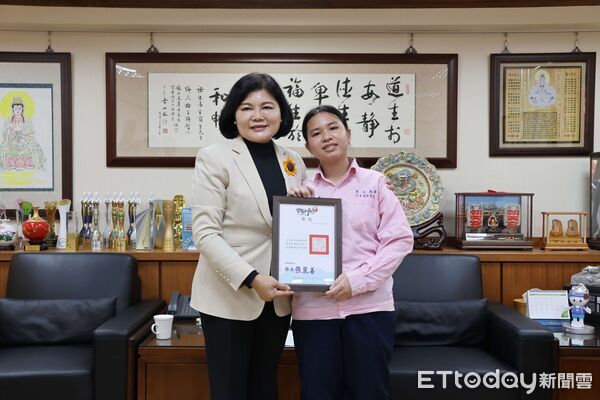 ▲張麗善於縣長室接見北港巨人高中學生吳姍霓，肯定其街頭暖心助人善行。（圖／記者游瓊華翻攝）