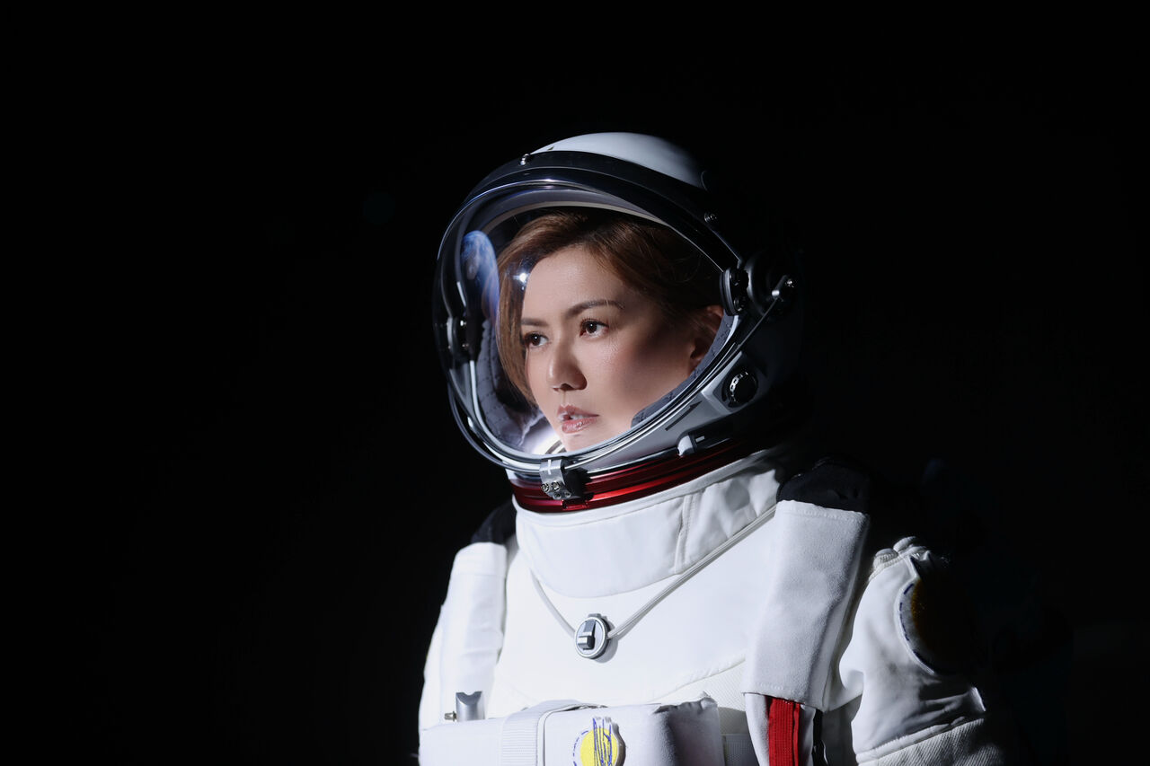 ▲▼孫燕姿〈飛瀑而下〉MV首度化身太空人〈飛瀑而下〉MV。（圖／Make Music提供）