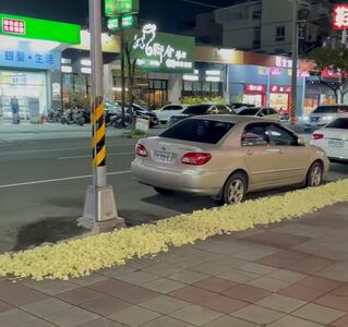 火鍋一條街「人行道曬花菜乾」恐怖在地美食畫面曝　警要罰了