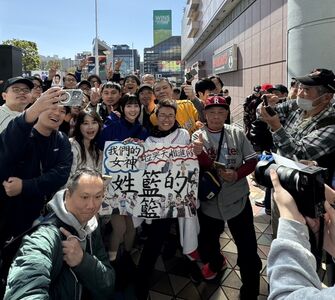 啦啦隊女神籃籃東京也發威　日本球迷煞到一起拍