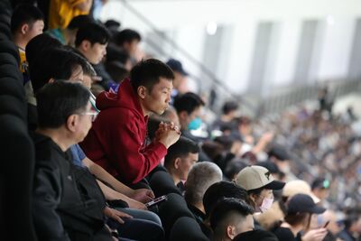 李洋部長現場應援見證中華隊奪首勝　感謝費仔點燃東京巨蛋台灣人