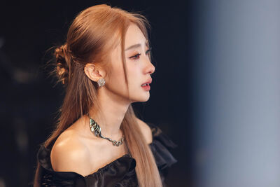 「串流小天后」陳華爆分手圈外男友！　片場哭到停不下來