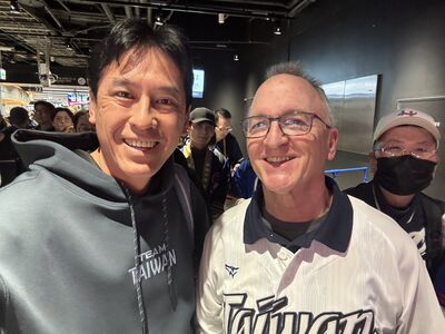 巧遇「費仔爸」！黃暐瀚自爆心底話　暖心抱著一起走出東京巨蛋