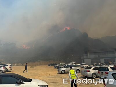 成功嶺旁公墓火警黑煙漫天「離油庫僅800m」 黑鷹投水滅火畫面曝