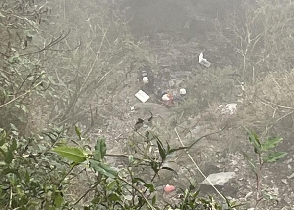 ▲▼蔡姓協作員今早在北大武山2公里處不慎墜谷，送醫前已無生命跡象。（圖／屏東縣政府消防局義勇特種搜救大隊2.0）