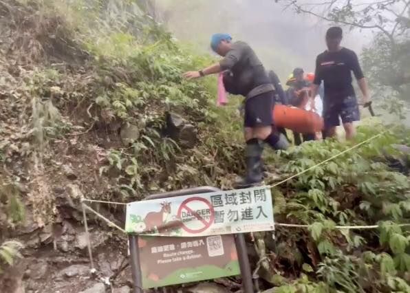 ▲▼蔡姓協作員今早在北大武山2公里處不慎墜谷，送醫前已無生命跡象。（圖／屏東縣政府消防局義勇特種搜救大隊2.0）
