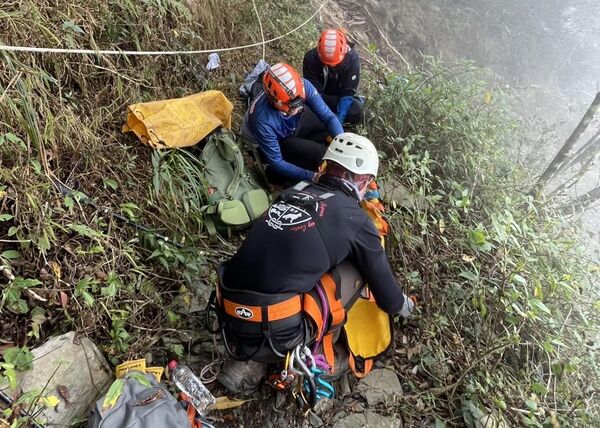 ▲▼蔡姓協作員今早在北大武山2公里處不慎墜谷，送醫前已無生命跡象。（圖／屏東縣政府消防局義勇特種搜救大隊2.0）
