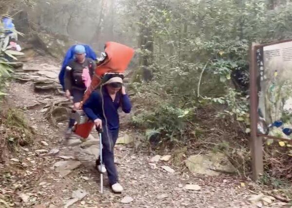 ▲▼蔡姓協作員今早在北大武山2公里處不慎墜谷，送醫前已無生命跡象。（圖／屏東縣政府消防局義勇特種搜救大隊2.0）