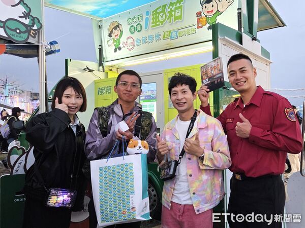 ▲▼   2026 台灣燈會在嘉義：嘉義郵局「行動 i 郵車」與網紅猛男點亮市集人氣  。（圖／記者翁伊森翻攝）