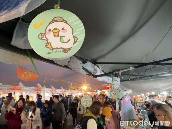 ▲▼   2026 台灣燈會在嘉義：嘉義郵局「行動 i 郵車」與網紅猛男點亮市集人氣  。（圖／記者翁伊森翻攝）
