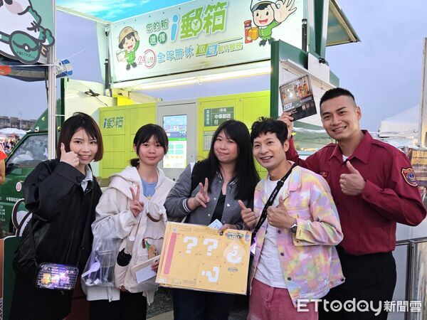 ▲▼   2026 台灣燈會在嘉義：嘉義郵局「行動 i 郵車」與網紅猛男點亮市集人氣  。（圖／記者翁伊森翻攝）