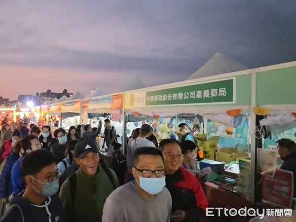 ▲▼   2026 台灣燈會在嘉義：嘉義郵局「行動 i 郵車」與網紅猛男點亮市集人氣  。（圖／記者翁伊森翻攝）