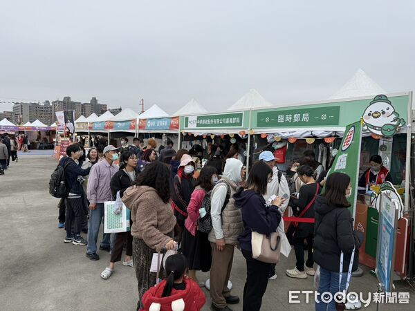 ▲▼   2026 台灣燈會在嘉義：嘉義郵局「行動 i 郵車」與網紅猛男點亮市集人氣  。（圖／記者翁伊森翻攝）