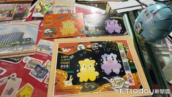 ▲▼   2026 台灣燈會在嘉義：嘉義郵局「行動 i 郵車」與網紅猛男點亮市集人氣  。（圖／記者翁伊森翻攝）