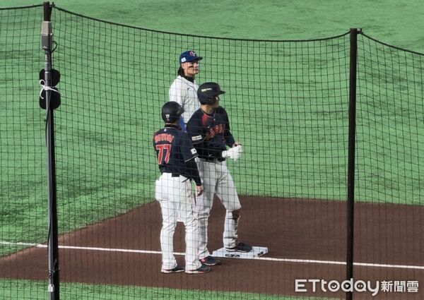 ▲▼張育成與大谷翔平同框。（圖／記者楊舒帆攝）