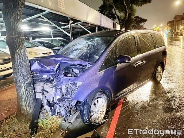 ▲桃園市張姓男子2023年10月酒後開車上路，闖紅燈失控撞死黃姓女騎士後棄車逃逸被警方拘提到案，圖為肇事車輛嚴重毀損。（資料照／記者沈繼昌翻攝）