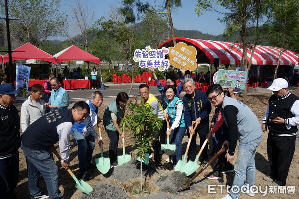 ▲中央地方政府來賓齊種臺灣梭羅木。（圖／記者高堂堯翻攝）