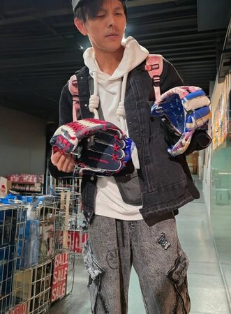 ▲阿翔與家人跟郭忠祐到日本為中華隊加油。（圖／阿翔提供）