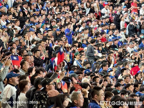 ▲▼  台灣球迷把東京巨蛋變主場           。（圖／記者王真魚攝）