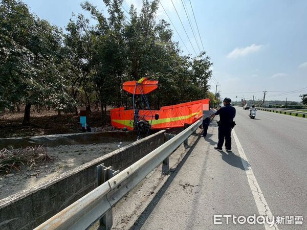 ▲▼屏東縣高樹鄉產業路段今(7日)有滑翔機墜落。（圖／記者陳崑福翻攝）