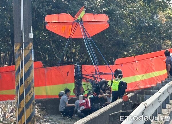 ▲▼屏東縣高樹鄉產業路段今(7日)有滑翔機墜落。（圖／記者陳崑福翻攝）