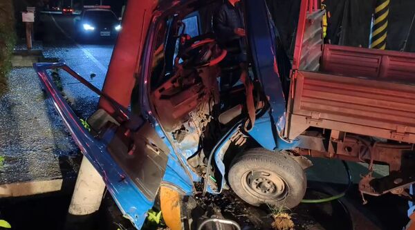 ▲吳男駕駛小貨車行經三權路時自撞電線桿，重傷送醫不治。（圖／民眾提供）