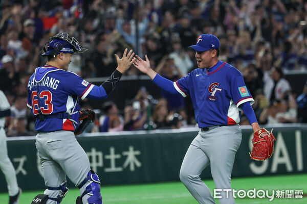 ▲中華隊投手曾峻岳與蔣少宏慶祝勝利。（圖／記者林敬旻攝）