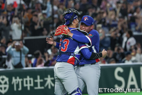 ▲中華隊投手曾峻岳與蔣少宏慶祝勝利。（圖／記者林敬旻攝）